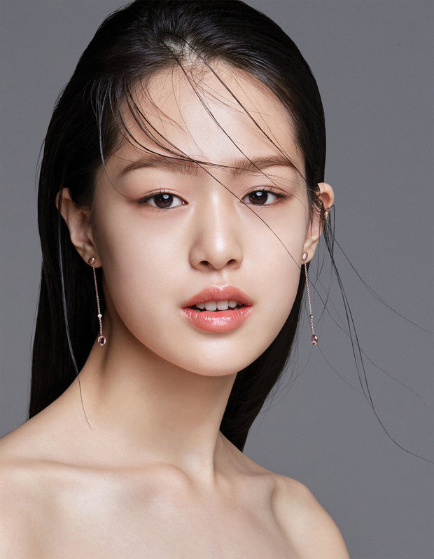 Bên cạnh đó, nữ tân binh họ Han còn ghi điểm trong mắt khán giả nhờ thần thái thu hút của một người mẫu chuyên nghiệp.