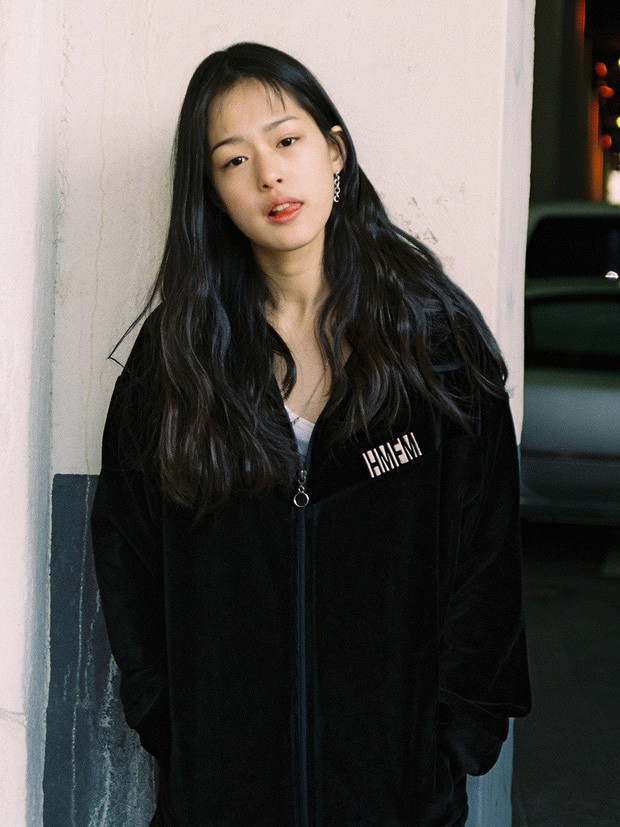 Hiện cô được coi là một trong những gương mặt tiềm năng sẽ tiếp bước bậc tiền bối Lee Sung Kyung, vừa thành công với sự nghiệp làm mẫu, vừa tạo được dấu ấn đậm nét trong lĩnh vực diễn xuất.