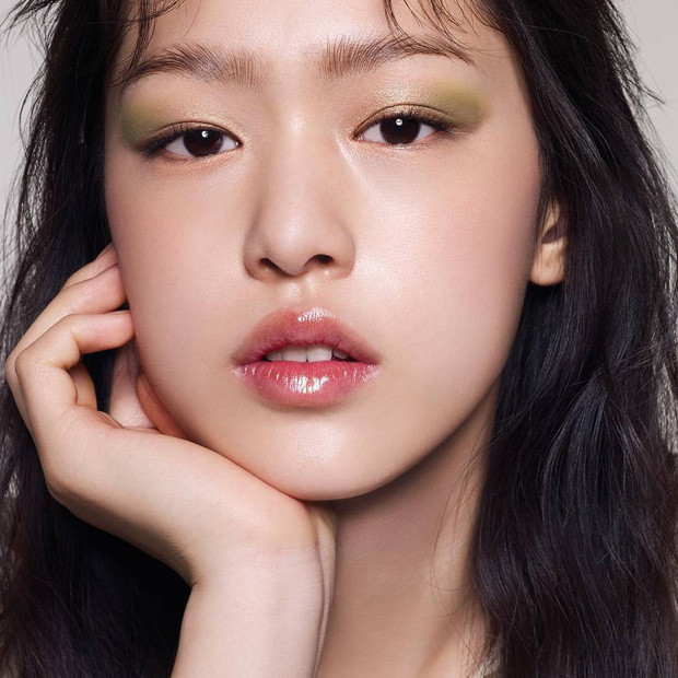 Diện mạo của Sung Min trong một số bức ảnh được nhận xét có nhiều điểm giống Mina (TWICE), Na Eun (Apink) hay nữ diễn viên Min Hyo Rin.