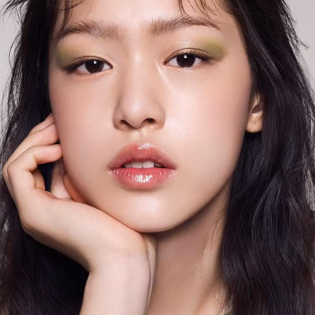 Diện mạo của Sung Min trong một số bức ảnh được nhận xét có nhiều điểm giống Mina (TWICE), Na Eun (Apink) hay nữ diễn viên Min Hyo Rin.