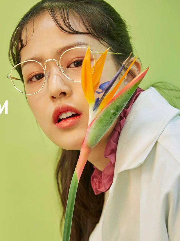 Bên cạnh đó, nhiều khán giả đều ngạc nhiên khi nhận thấy giữa cô mẫu 18 tuổi và thành viên nhóm Black Pink, Jennie có nhiều nét tương đồng.