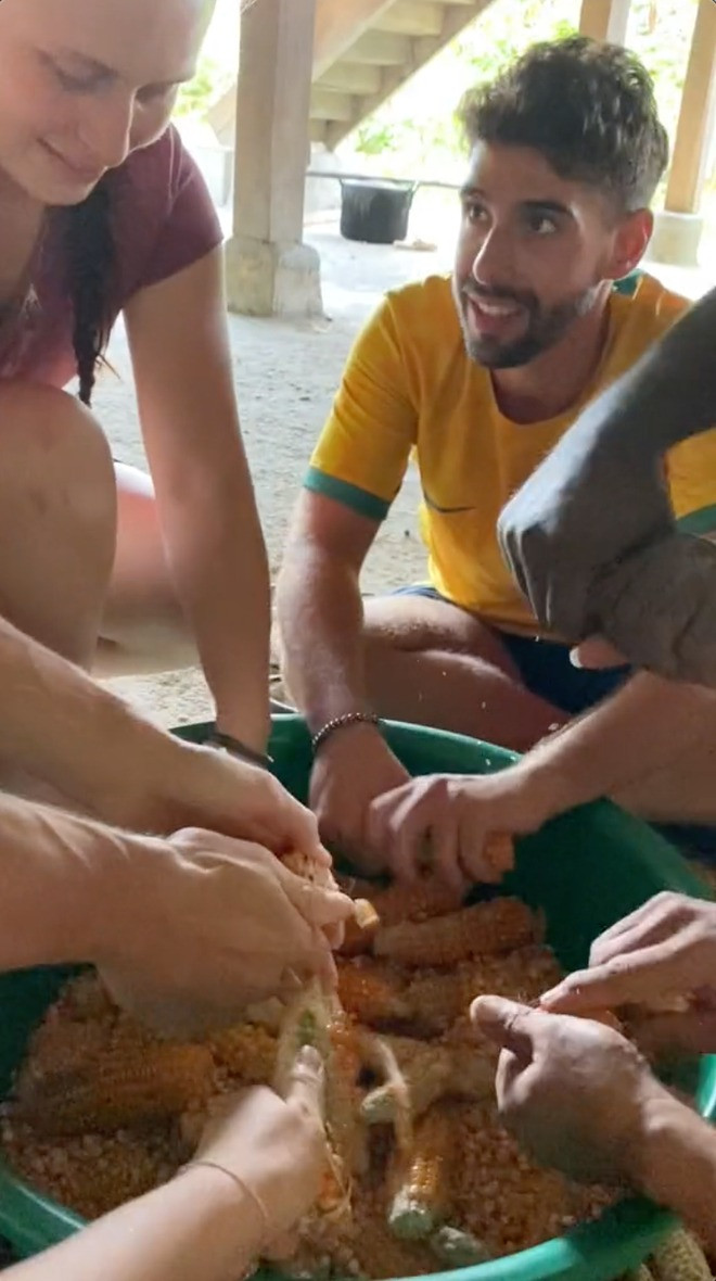 Cùng nhau tẽ hạt ngô bằng tay...