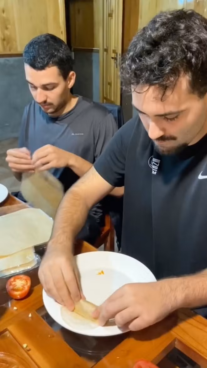 Dù vất vả nhưng có lẽ đây lại là những trải nghiệm vô cùng thú vị và đáng nhớ với các vị khách Tây này. Bởi quả thật, đây là những hoạt động mới lạ với họ mà không phải đến nơi nào cũng có thể được trải nghiệm như vậy.