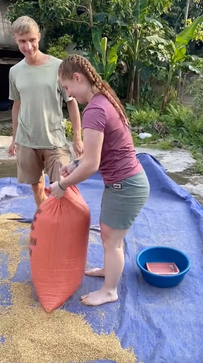 Thế nhưng bên cạnh đó, một điều hết sức thú vị mà chính người Việt nhìn thấy cũng phải bật cười, đó là cách "tận hưởng" của các du khách khi du lịch Việt Nam thời gian gần đây.