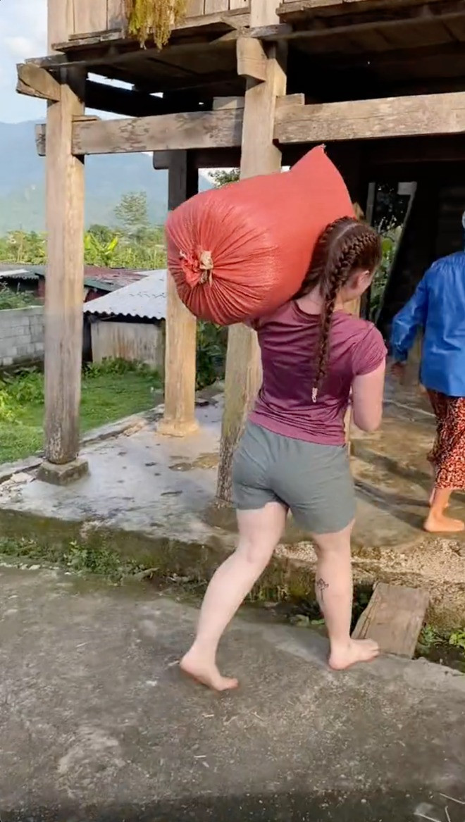Nhiều đoạn video được các hướng dẫn viên du lịch đăng tải ghi lại quá trình này khiến nhiều người Việt rất thích thú: "Đáng yêu quá", "người nhỏ nhắn mà mang vác được cả bì lúa luôn"...