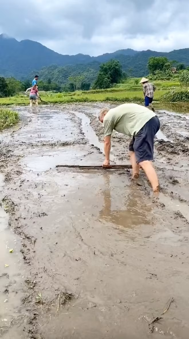 Thật thú vị khi những công việc lao động thường ngày của người dân địa phương lại trở thành trải nghiệm mới lạ đối với các du khách nước ngoài và còn được họ yêu thích.