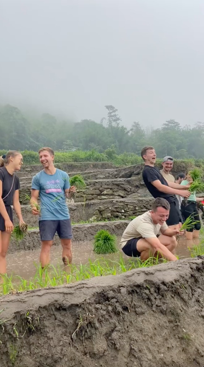 Được biết, kiểu du lịch trải nghiệm các hoạt động của người dân địa phương này được một vài công ty tổ chức tour du lịch hoặc một số hướng dẫn viên du lịch đưa vào cho khách nước ngoài được trải nghiệm.