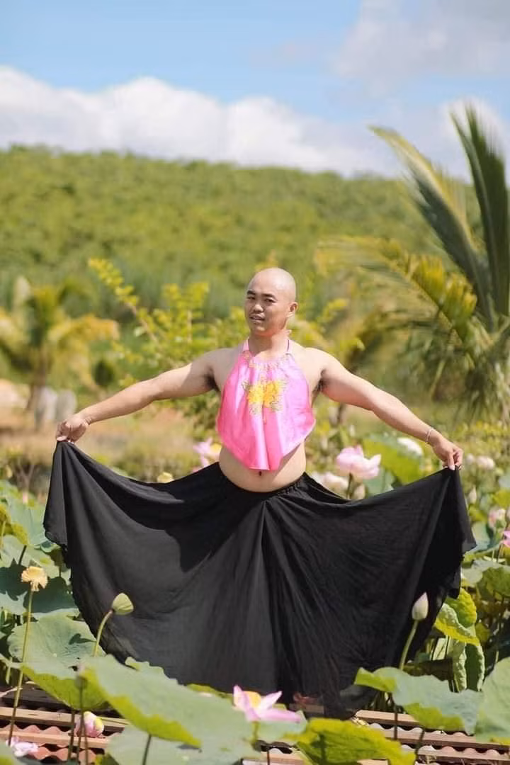 Anh chàng trông khá đô con và cơ bắp, tuy nhiên lại tạo dáng e thẹn đoan trang như thiếu nữ mới lớn.