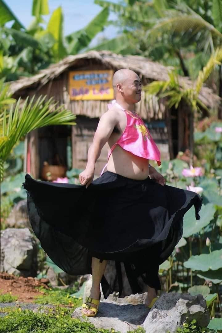 Xoay người để lộ phần bụng, và cả phần...nách.