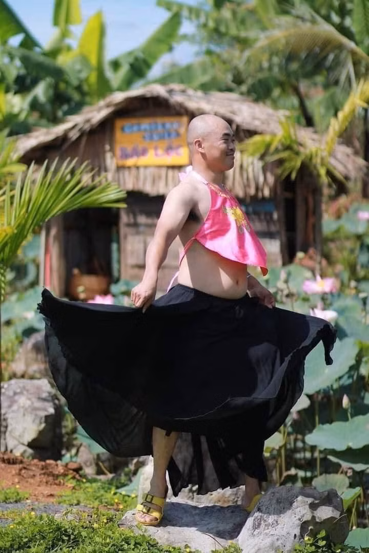 Xoay người để lộ phần bụng, và cả phần...nách.