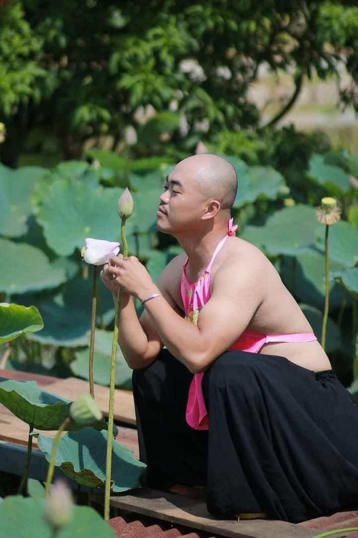 Nhiều ý kiến trái chiều đã nổ ra dưới phần bình luận về bộ ảnh này. Hầu hết netizen đều cho rằng anh chàng này đang cố tình để câu view: "Không hề có sự chuẩn bị chỉn chu nào để gọi là bộ ảnh nghệ thuật, đừng có lấy mác nghệ thuật ra câu view", "Phát khiếp lên được, nhìn không ra thể thống gì".