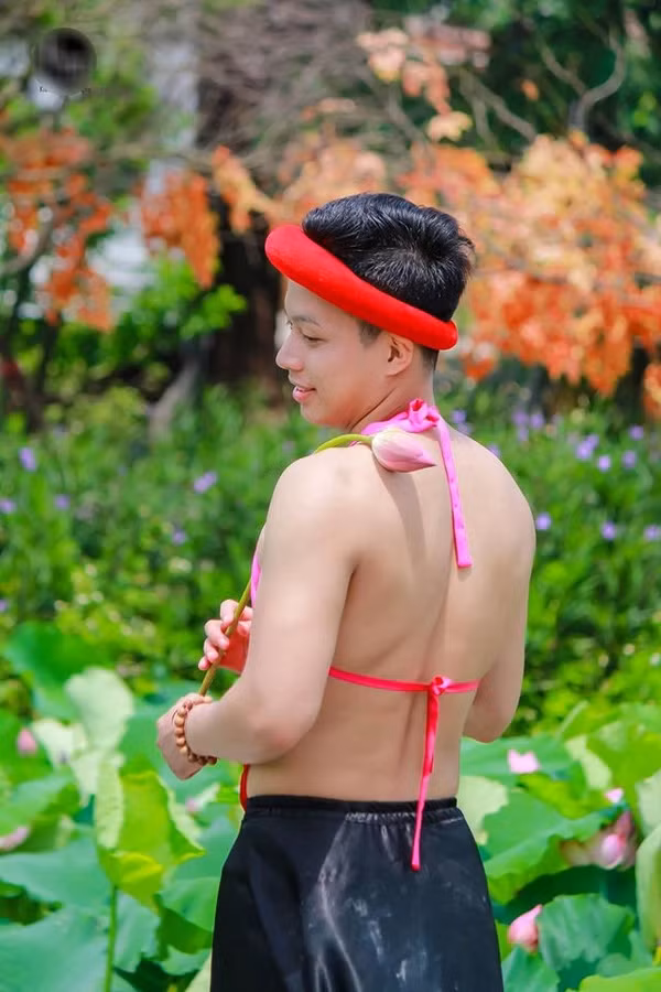 “Vẻ đẹp của hoa sen chỉ phù hợp với sự duyên dáng, e thẹn của thiếu nữ. Còn vẻ đẹp cơ bắp của con trai nên được thể hiện qua những hình ảnh khác mạnh mẽ hơn, chứ không phải kiểu lả lướt, uốn éo giống như con gái được” - 1 tài khoản bình luận.