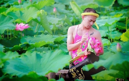 Trước đó, một bộ ảnh chàng trai khác chụp sen cũng vấp phải nhiều ý kiến trái chiều từ netizen.
