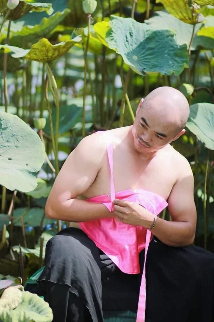 Tạo dáng thả phần yếm xuống với biểu cảm khá...kì lạ.