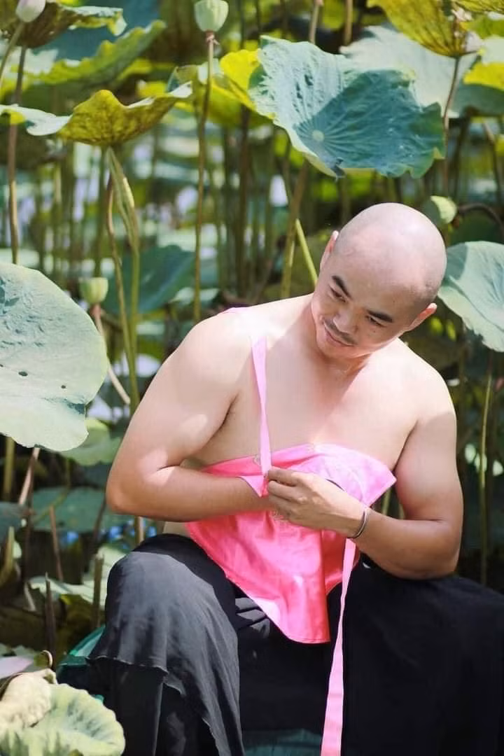 Tạo dáng thả phần yếm xuống với biểu cảm khá...kì lạ.