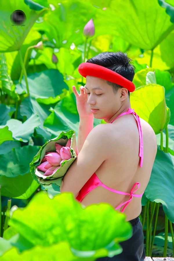 Tạo dáng khoe hết phần lưng trần.