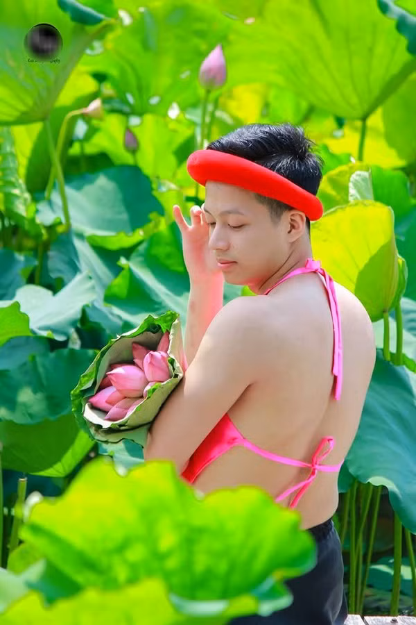 Tạo dáng khoe hết phần lưng trần.