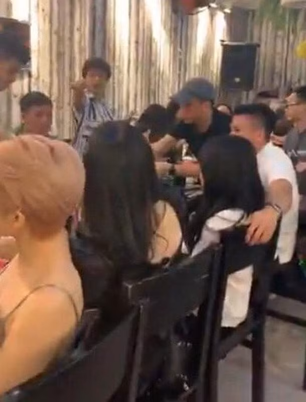 Thanh Thủy cũng từng dính tin đồn hẹn hò với cầu thủ Quang Hải khi lộ khoảnh khắc ngồi cạnh nhau trong một bữa tiệc sinh nhật bạn bè. Tiền vệ CLB Hà Nội còn tình tứ khoác vai hot girl.