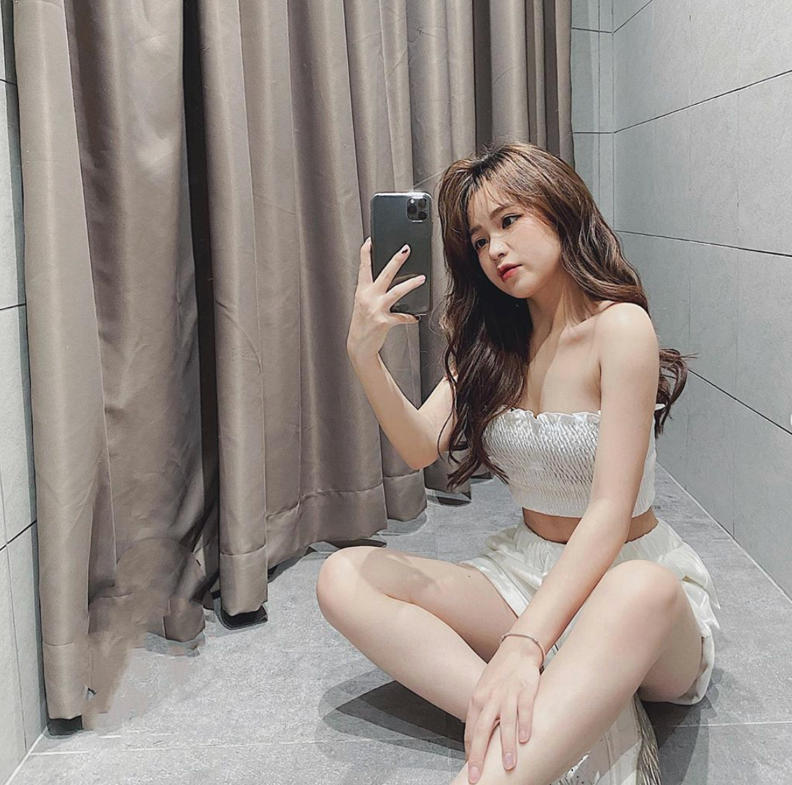 Cụ thể, trên trang cá nhân của mình sau khi tin đồn tiếp xúc với bệnh nhân nhiễm Covid-19 được loan đi, Thanh Thủy để lại bài đăng: "Đã không biết cái gì còn đăng lên xong đưa ảnh vớ va vớ vẩn, chịu luôn đấy chả hiểu nghĩ gì". Dòng trạng thái của "hot girl 1m52" nhanh chóng thu hút sự chú ý của dân mạng.