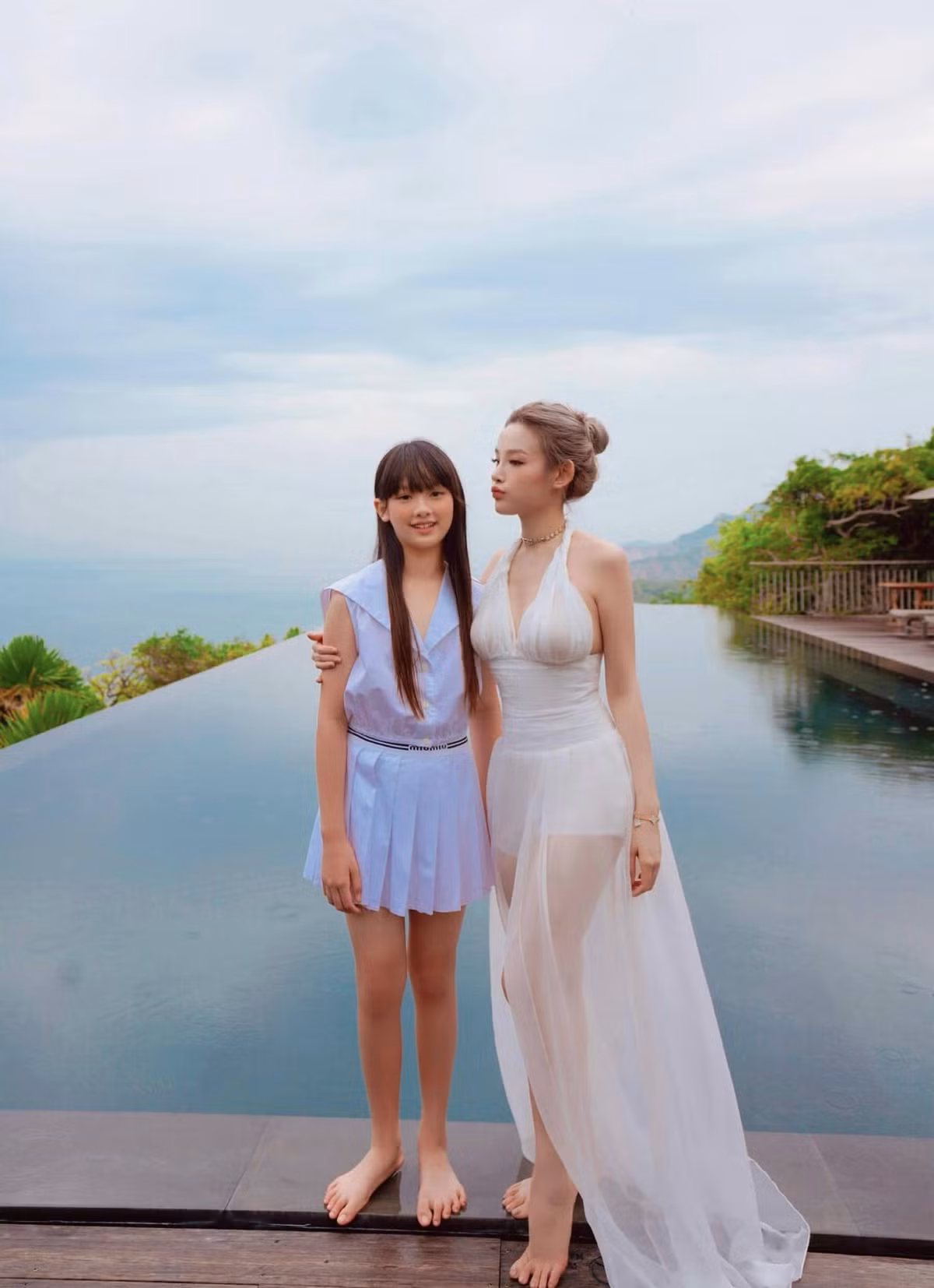 Cựu hot girl Hà thành đăng loạt ảnh chụp cùng con gái và chú thích đầy hãnh diện: "Mẹ và con gái. Em lớn gần bằng mẹ rồi".