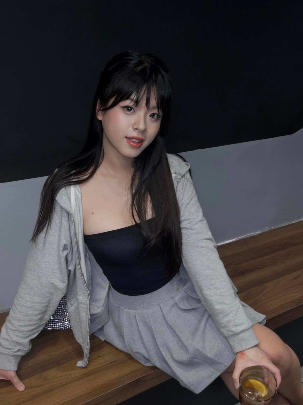 Bẵng đi một thời gian, Hồng Khanh bây giờ đã dậy thì thành một cô thiếu nữ xinh đẹp, khiến nhiều người không khỏi ngạc nhiên.