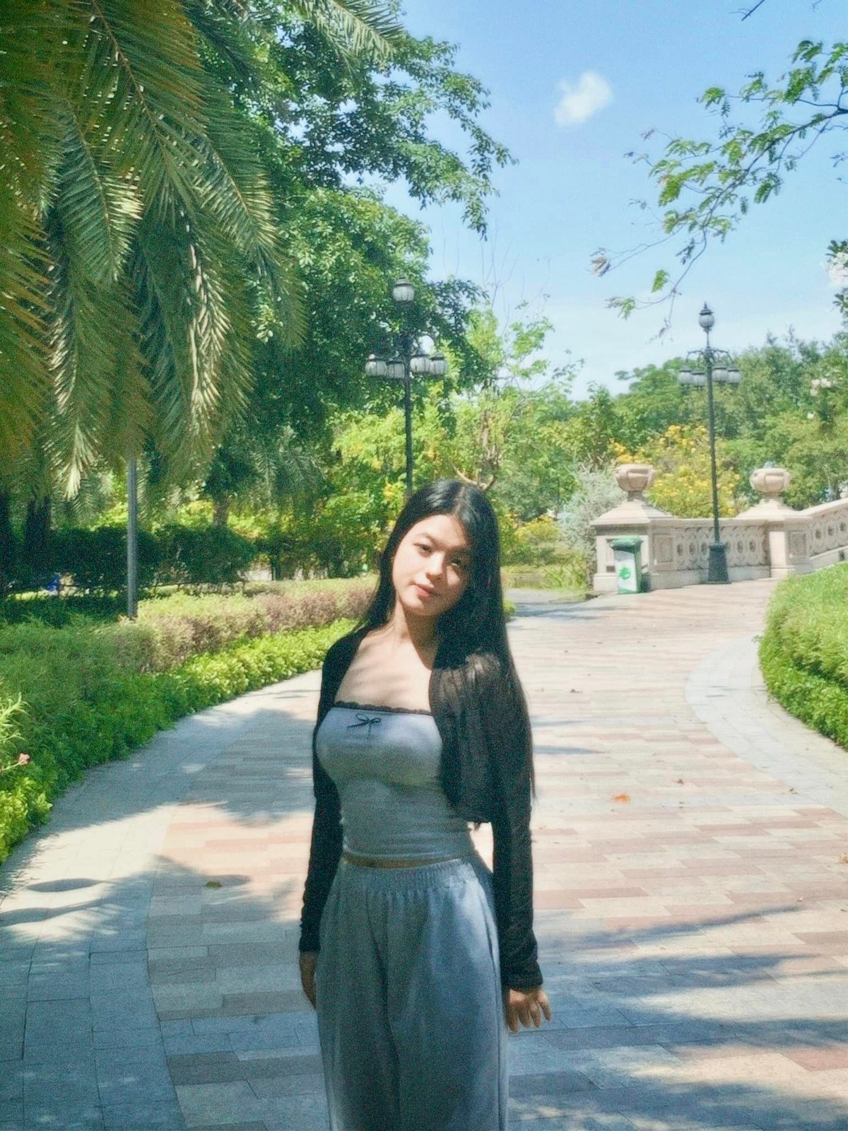 Ở độ tuổi 20, Hồng Khanh không chỉ tài năng mà còn được khen ngợi về sắc vóc. Cô nàng vẫn giữ được giao diện đáng yêu với khuôn mặt đầy trong trẻo nhưng phong cách lại rất quyến rũ.