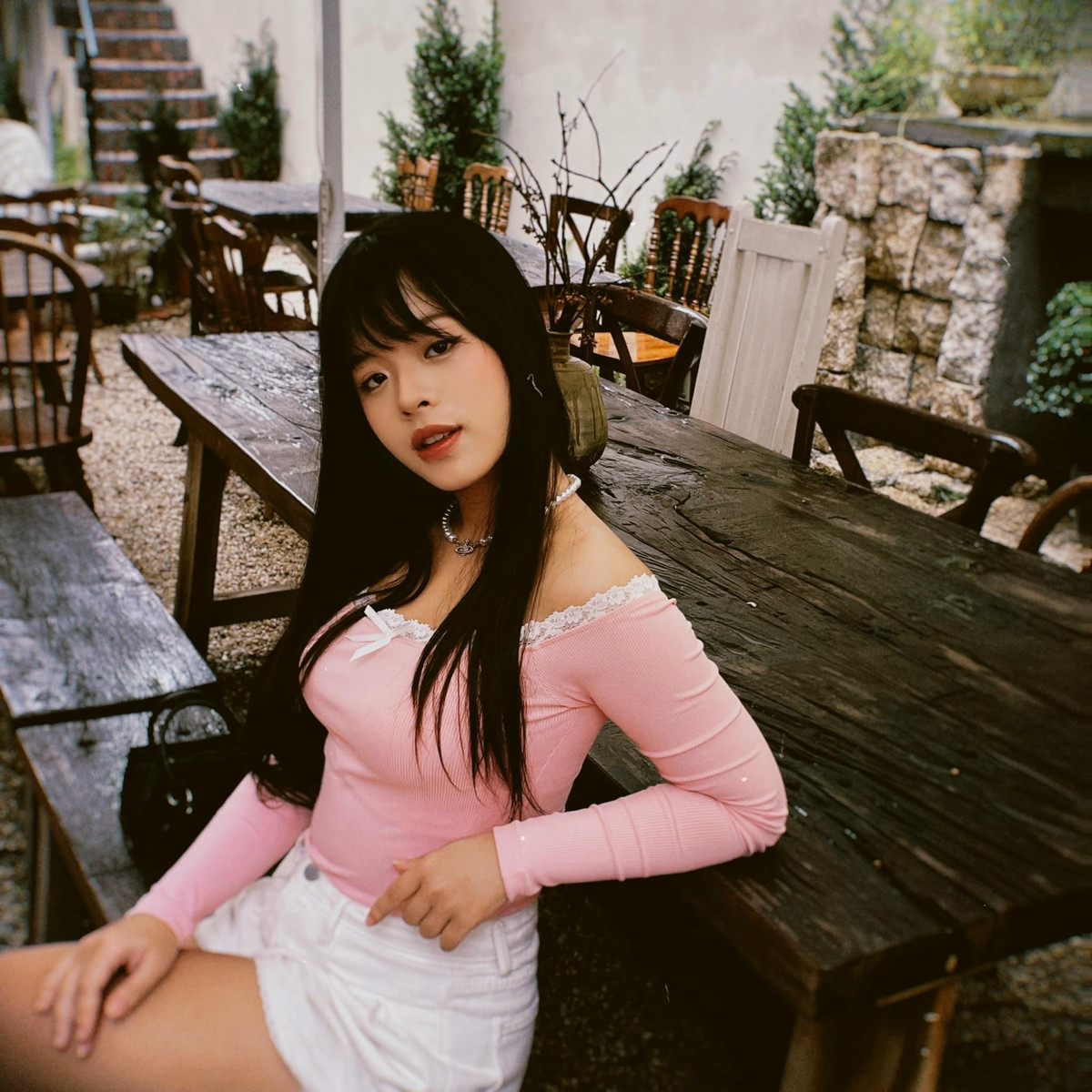 Cô nàng sinh năm 2004, sinh ra trong gia đình có truyền thống về âm nhạc, bố là nhạc sĩ Đỗ Hồng Quân - nhạc sĩ, phó giáo sư, tiến sĩ khoa học, hiện là Chủ tịch Ủy ban Liên hiệp các hội Văn học nghệ thuật Việt Nam, nguyên Chủ tịch Hội nhạc sĩ Việt Nam và từng giữ rất nhiều chức vụ cao khác. Còn mẹ là NSƯT Chiều Xuân.