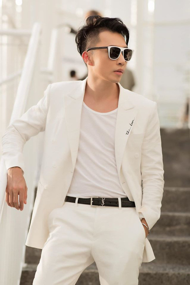 Với tính chất công việc, hot boy miền tây thường xuyên di chuyển Á Âu và có những chuyến du lịch năm sao. Có thể thấy Jason sang Châu Âu như "đi chợ".