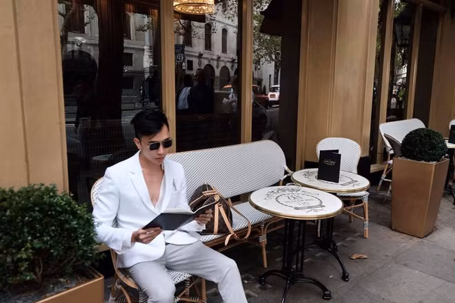 Không chỉ luyện tập, hot boy lột xác hoàn toàn bởi cách ăn mặc. Những bộ đồ rẻ tiền, lôi thôi trong tủ đồ được thay toàn bộ bằng hàng hiệu, quần áo chỉnh chu, tử tế và có gu hơn rất nhiều.