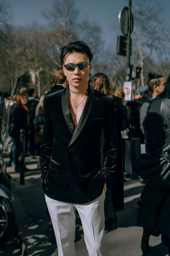 Sau khi du học về nước, anh chàng đã từng làm quản lý của các influencer trẻ, hiện tại Jason đang là CEO của 1 start-up ở Sài Gòn. Cuộc sống của Jason hiện tại đúng thật là niềm mơ ước của biết bao bạn trẻ bởi anh vừa thành đạt, vừa đẹp lại có lối sống sang chảnh.