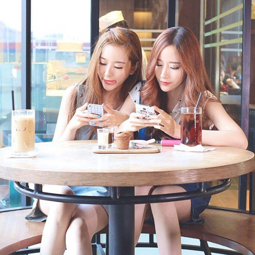 Hai chị em là chủ nhân của blog thời trang có tên Jesselle, chuyên về các bộ đồ mang phong cách đường phố. Hai cô còn tự mở ra một nhãn hiệu riêng - Gowigasa theo kiểu trong sáng, nữ tính.