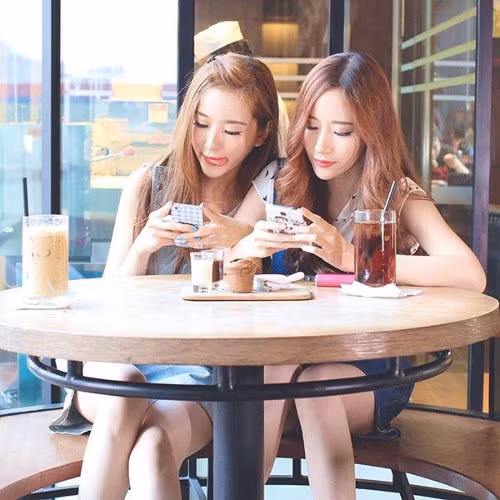 Hai chị em là chủ nhân của blog thời trang có tên Jesselle, chuyên về các bộ đồ mang phong cách đường phố. Hai cô còn tự mở ra một nhãn hiệu riêng - Gowigasa theo kiểu trong sáng, nữ tính.