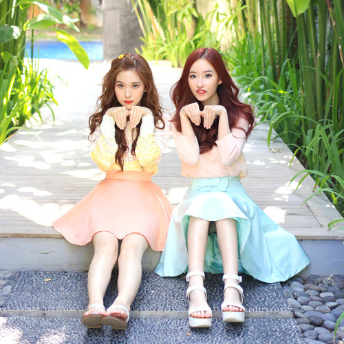 Hai chị em gây chú ý nhờ khuôn mặt thon gọn, thanh tú, làn da trắng mịn cùng vóc dáng cân đối.