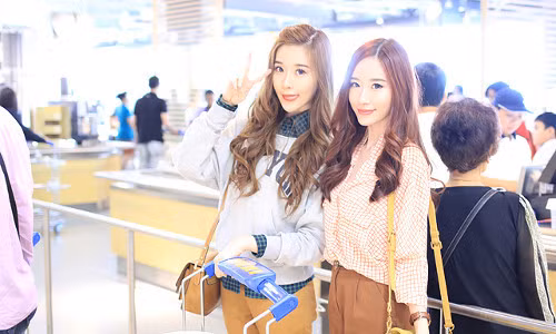 Một số fan ca ngợi Elle - Jess là cặp chị em hot blogger nổi tiếng và sành điệu như cặp Jessica - Krystal xứ Hàn. Trang Instagram cá nhân của hai chị em thu hút 250.000 người theo dõi.