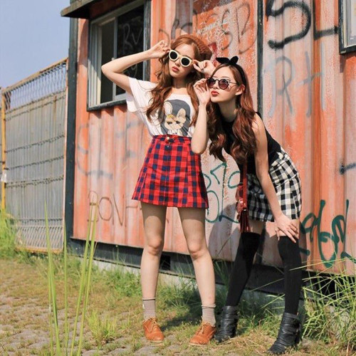 Nếu chỉ nhìn thoáng vẻ bề ngoài, ít ai có thể nhận ra được đâu là chị và đâu là em bởi hai chị em rất thân thiết và chung nhiều sở thích giống nhau.