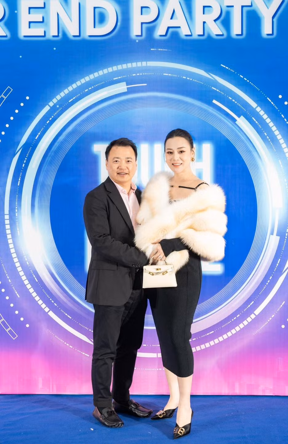 Cả 2 thường xuất hiện ái ân trước công chúng.