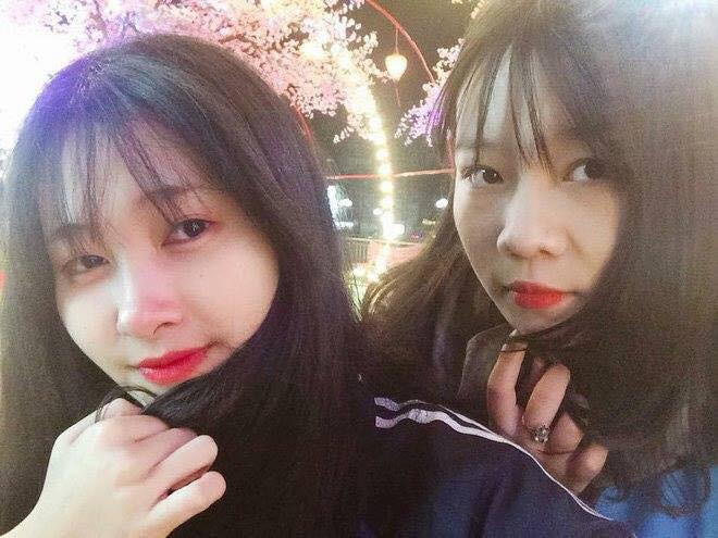 Từ mái tóc đến nét mặt và cách tạo dáng chụp ảnh của 2 cô bạn này đều giống nhau khiến nhiều người nghĩ đây là hai chị em cùng một nhà.