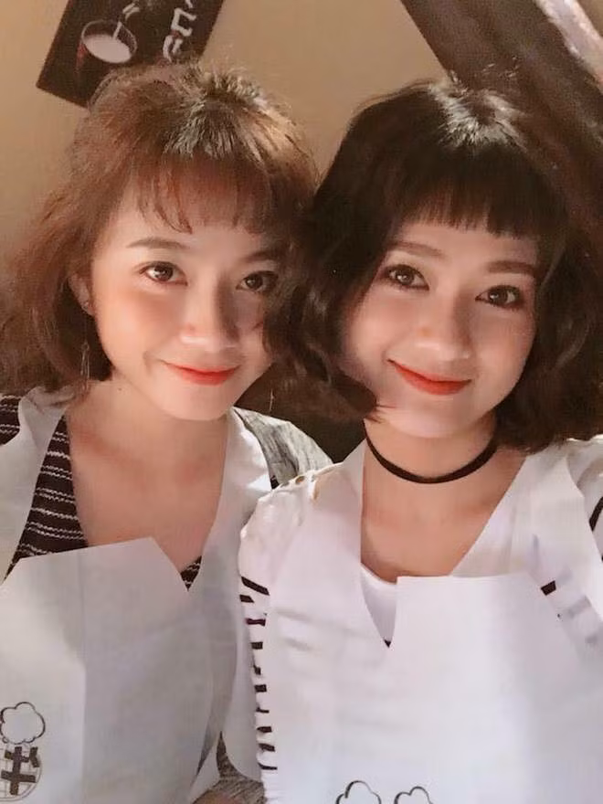 Mới đây, trên MXH những bức ảnh về các đôi bạn thân giống nhau y đúc khiến người ngoài nhầm tưởng là chị em chung nhà gây chú ý.