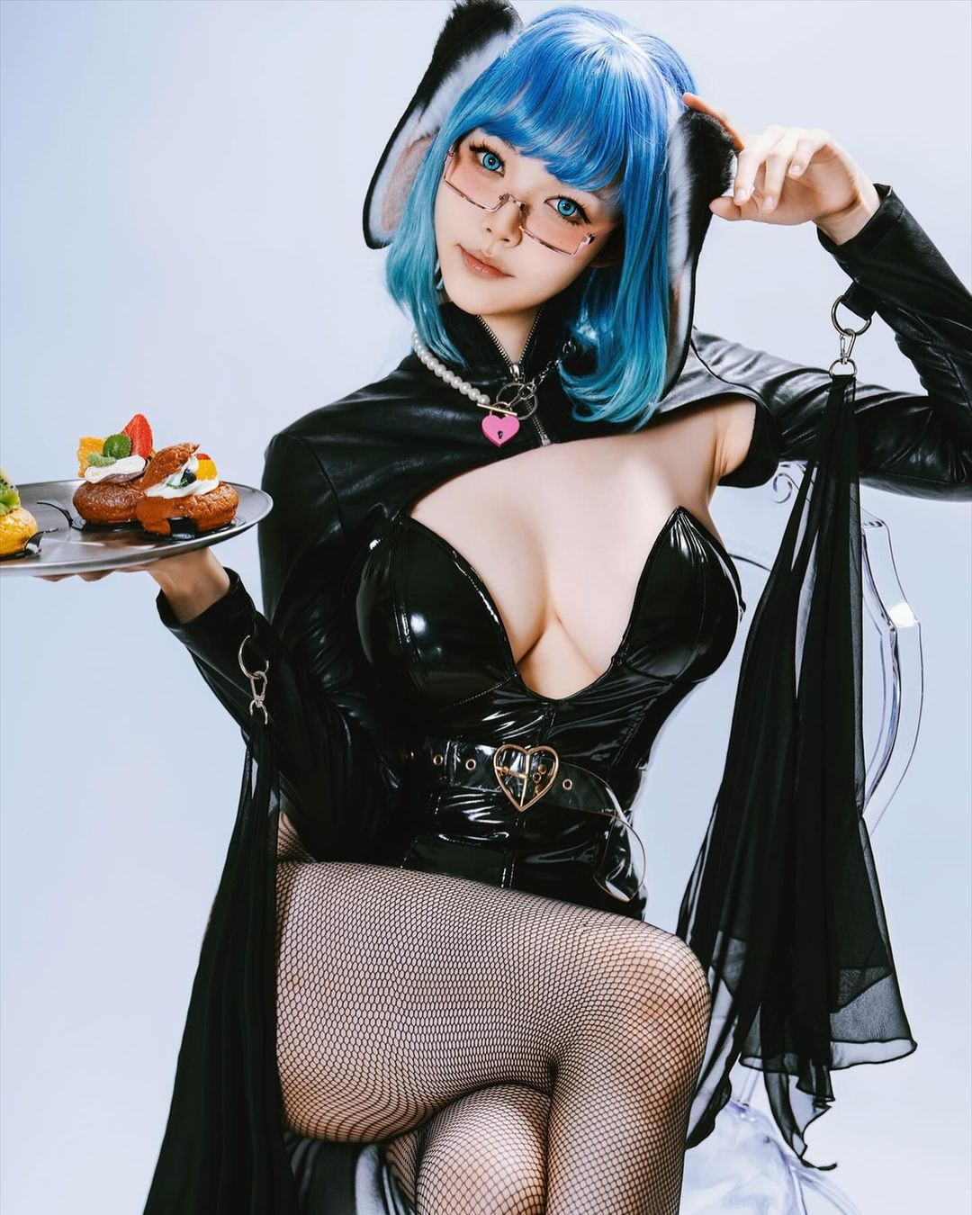 Những bộ ảnh của cô nàng thường theo phong cách gợi cảm, kiệm vải.