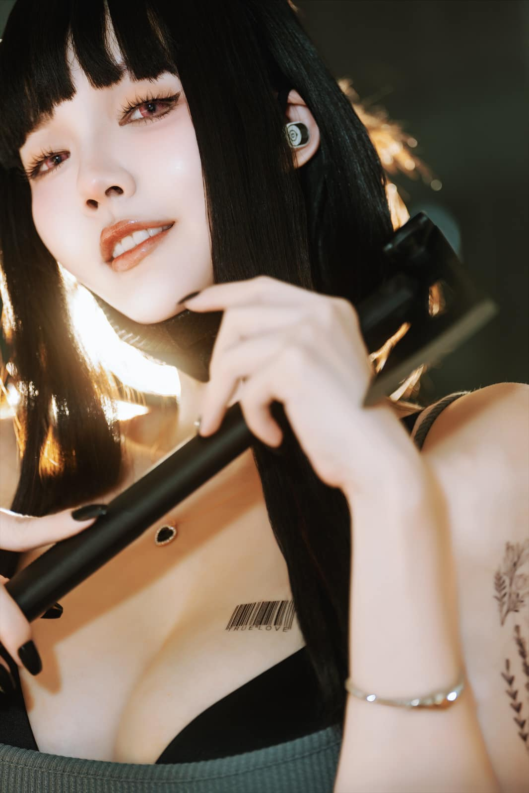 Ở dưới dòng mã vạch, fan đã nhanh chóng nhìn thấy dòng chữ "true love" (tình yêu đích thực). Với chi tiết độc đáo ở vùng nhạy cảm này khiến những ai muốn xem nội dung buộc phải zoom cận cảnh để nhận ra thông điệp mà cô gửi gắm.