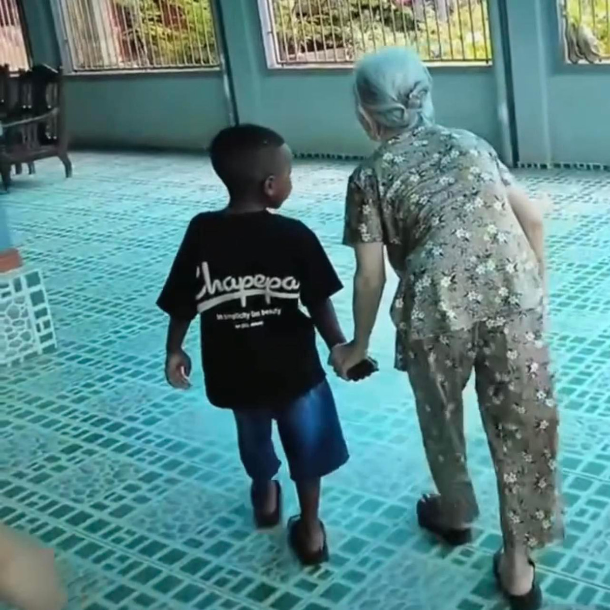 Cậu bé cũng dắt bà cố đi, nhìn hình ảnh 2 bà cháu tình cảm đã làm tan chảy trái tim không ít người.