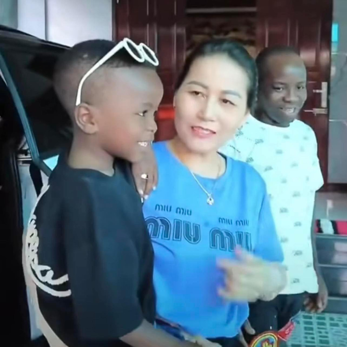 Xuất hiện trong nhiều video của Quang Linh Vlog, Lôi con - con trai của Matiloi, 1 thành viên team châu Phi khiến nhiều người yêu mến bởi vẻ đáng yêu, hồn nhiên của mình.