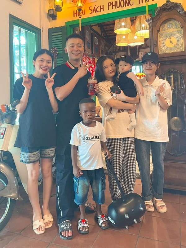 Vì sống cùng với team châu Phi từ bé nên Lôi con nói tiếng Việt rất sõi, thuộc làu làu nhiều bài hát tiếng Việt.