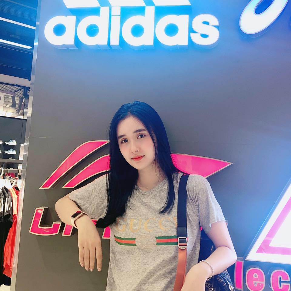 Được biết Đại học Greenwich (Việt Nam) cũng nổi tiếng có nhiều trai xinh gái đẹp như Quỳnh Anh Shyn, Trúc Anh (Mắt Biết), Lê Tam Triều Dâng, ... Mời quý độc giả đón xem thêm video Nữ sinh Nghệ An nói nhiều thứ tiếng - Nguồn: KÊNH VTC1