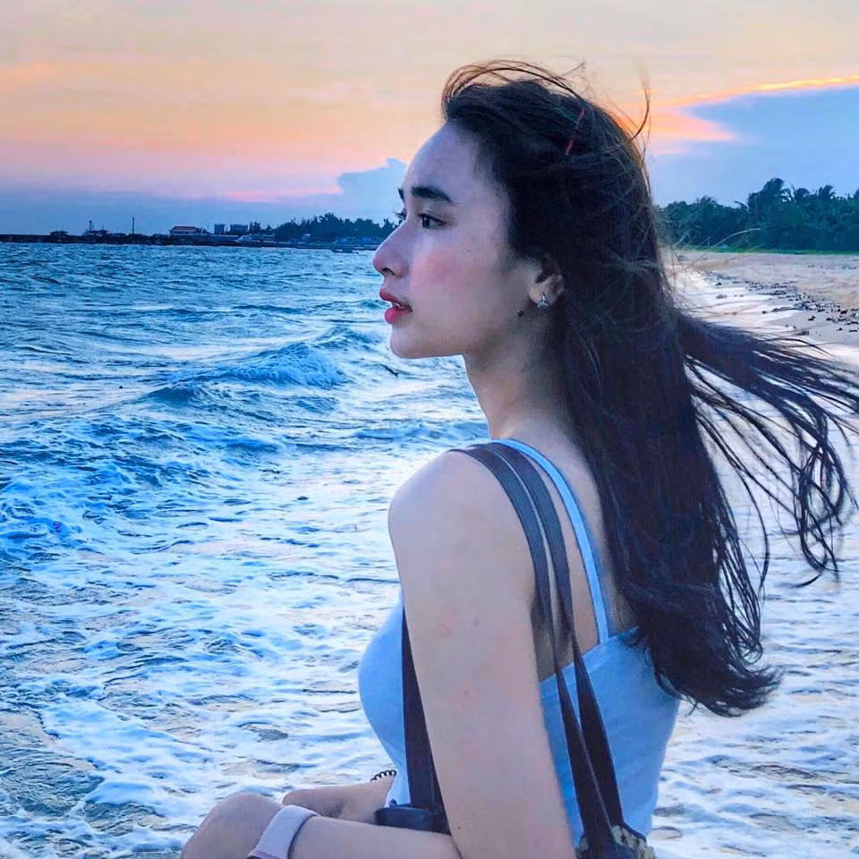 Dù ở góc chính diện hay góc nghiêng, Quỳnh Nhi đều vẫn rất xinh đẹp, cuốn hút.