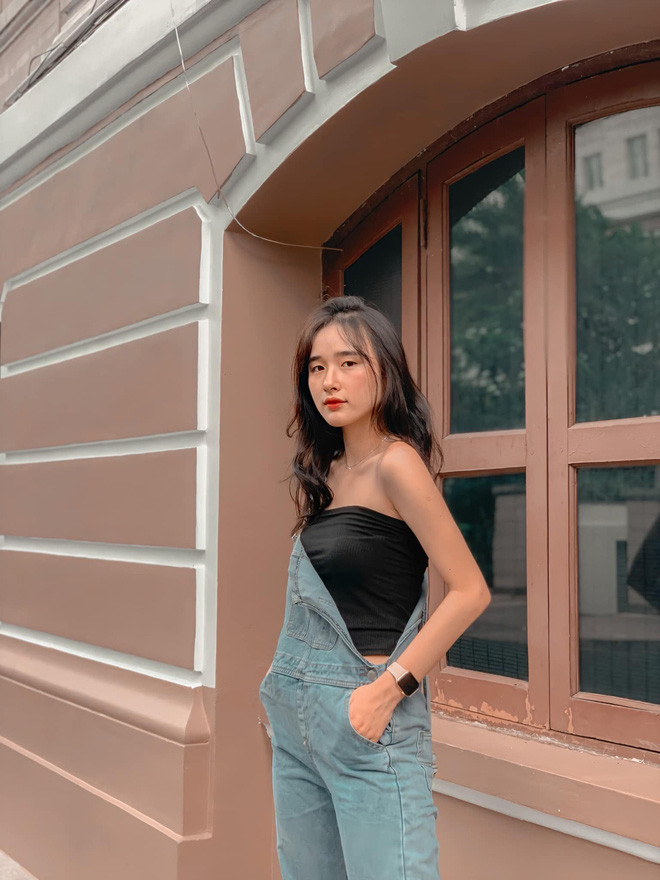  Nữ sinh Nguyễn Thị Quỳnh Nhi, sinh năm 2000, học trường Đại học Greenwich (Việt Nam) hiện nay đang là cái tên được cộng đồng mạng quan tâm khi được nhận xét là có gương mặt hao hao diễn viên Cbiz Dương Mịch.