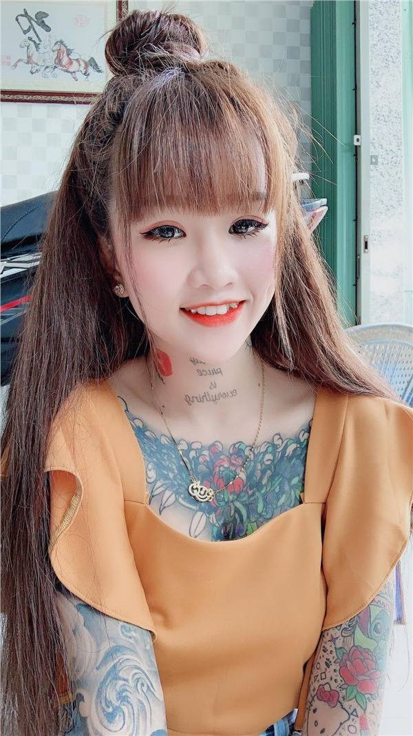 Cô nàng sở hữu những hình xăm lớn từ cổ tới chân. Từ những hình xăm vô cùng cá tính, mạnh mẽ tới những hình dễ thương, đầy màu sắc như Hello Kitty đều được Thiên Hương xăm lên mình.