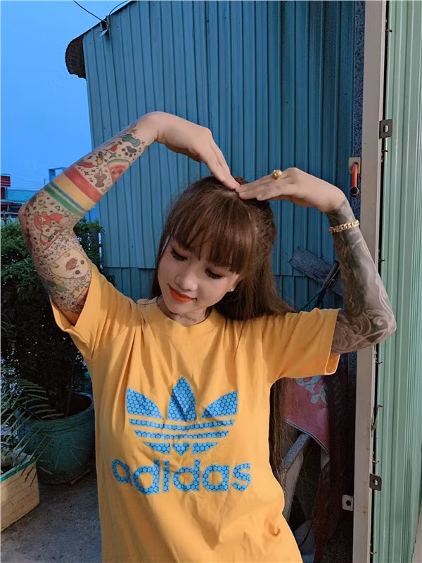 Thiên Hương xăm kín người, ngoại trừ phần lưng vẫn để trống. Cô nàng cho biết sẽ để đó để xăm hình ảnh cả gia đình hạnh phúc.