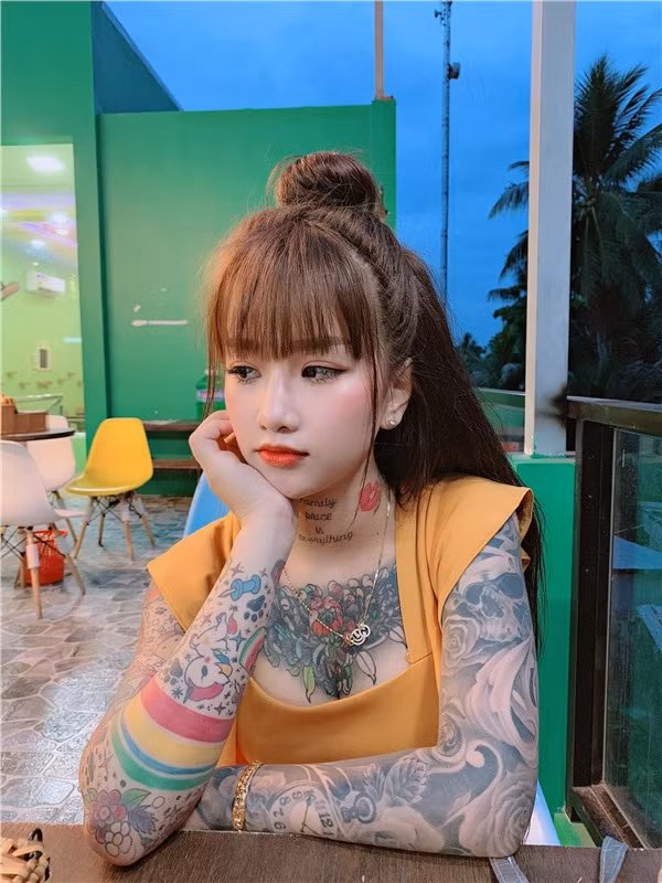 Ban đầu, 10X chỉ dám xăm những hình nhỏ vì sợ mẹ mắng. Thế nhưng trái ngược với suy nghĩ này, mẹ cô nàng ngay lập tức ủng hộ đam mê của con gái và là bạn đồng hành của con mỗi lần đi xăm.