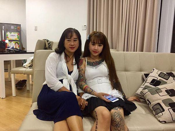 Thiên Hương chia sẻ, cô nàng từng bị rất nhiều vị phụ huynh cấm con chơi cùng vì cho rằng xăm mình chẳng khác nào "phường trộm cắp", "đồ cặn bã",....